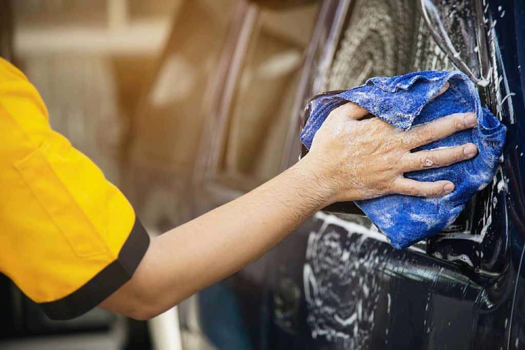 Prilipę vabzdžiai ant automobilio: žala, į kurią dažnas vairuotojas numoja ranka. Profesionalios priemonės