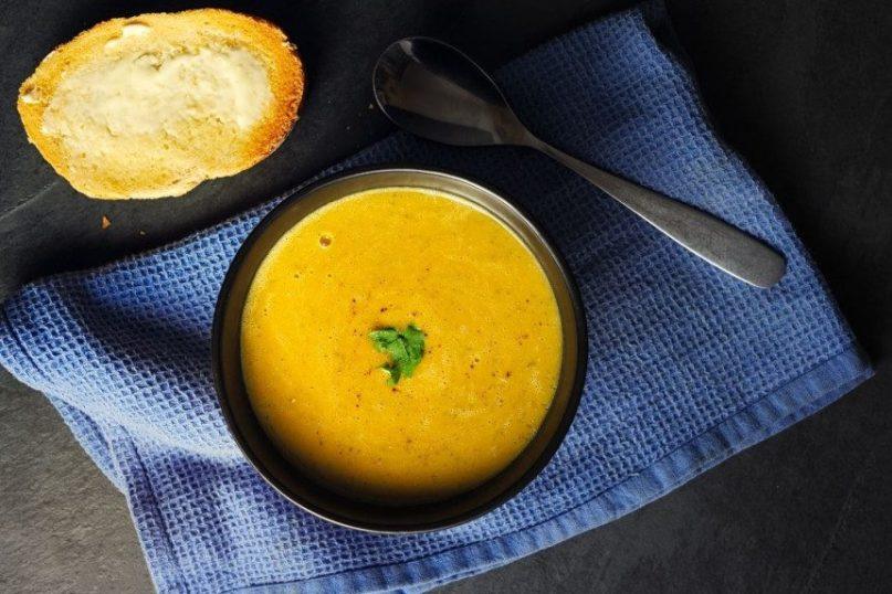 Raudonųjų lęšių ir moliūgų sriuba