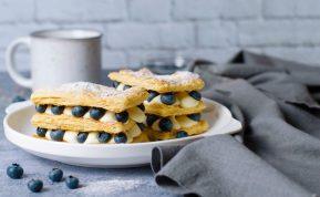 Šaldytos tešlos desertas su mėlynėmis ir grietinėle