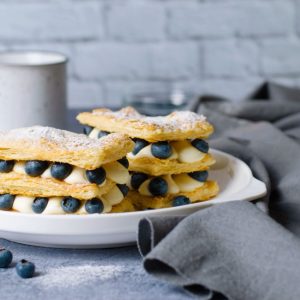Šaldytos tešlos desertas su mėlynėmis ir grietinėle