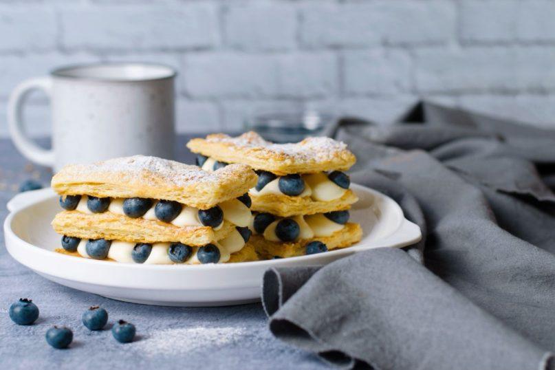 Šaldytos tešlos desertas su mėlynėmis ir grietinėle