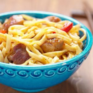 Saldžiarūgštė kiauliena su makaronais