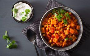 Saldžiųjų bulvių ir avinžirnių karis