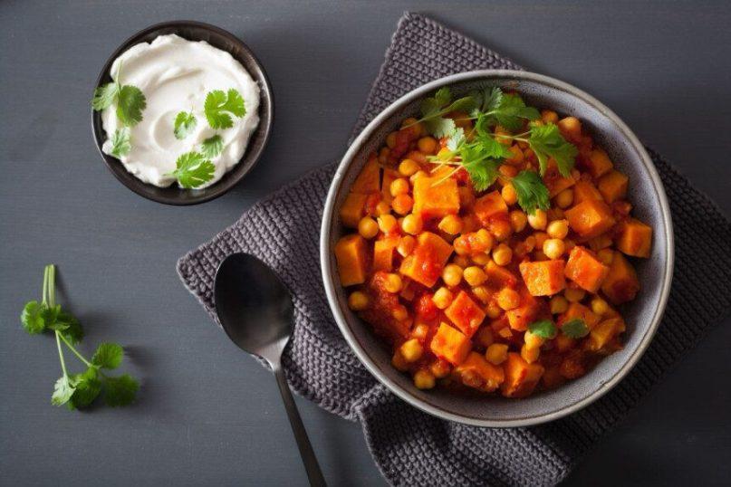 Saldžiųjų bulvių ir avinžirnių karis