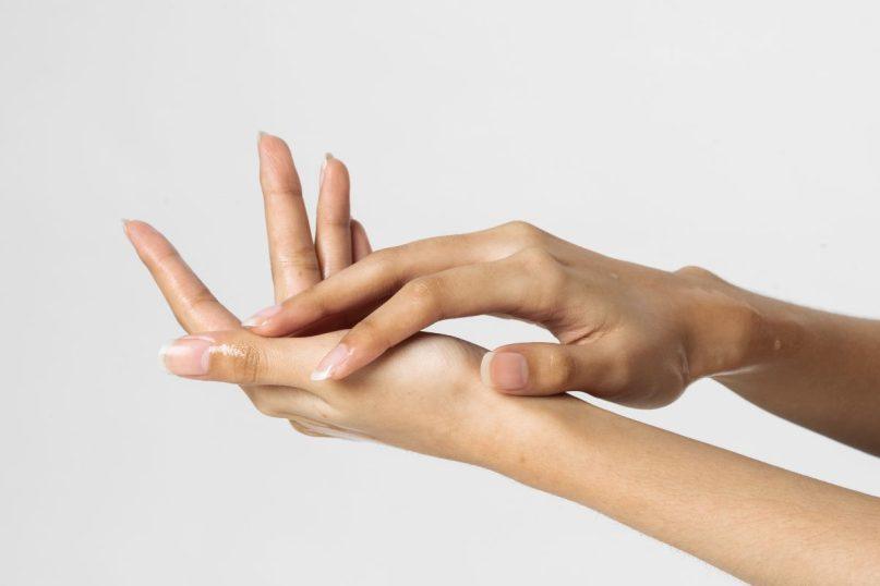 Šis „Soap Nails“ nagų lakavimo trendas jau spėjo užkariauti minimalistų širdis