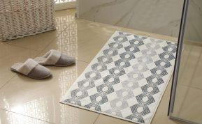 Skalbiate vonios kilimėlius skalbyklėje? Patariame to nebedaryti.