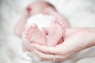 Šokiruojantis atvejis Čekijoje: 12-metė pagimdė kūdikį, nė vienas suaugęs nepastebėjo jos nėštumo
