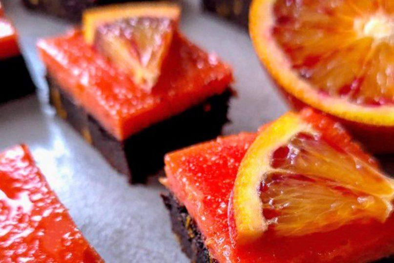 Šokoladinis pyragas su raudonųjų apelsinų glajumi