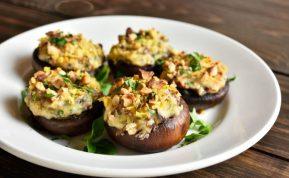 Sūriu ir špinatais įdaryti portobello grybai