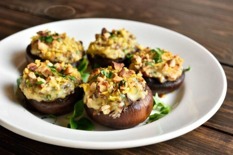 Sūriu ir špinatais įdaryti portobello grybai