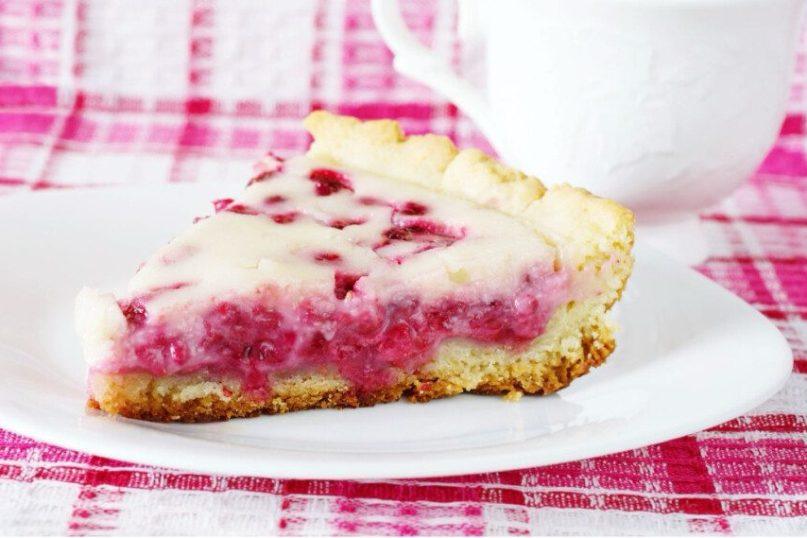 Trapios tešlos pyragas su avietėmis