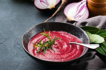 Trinta burokėlių sriuba su pomidorais