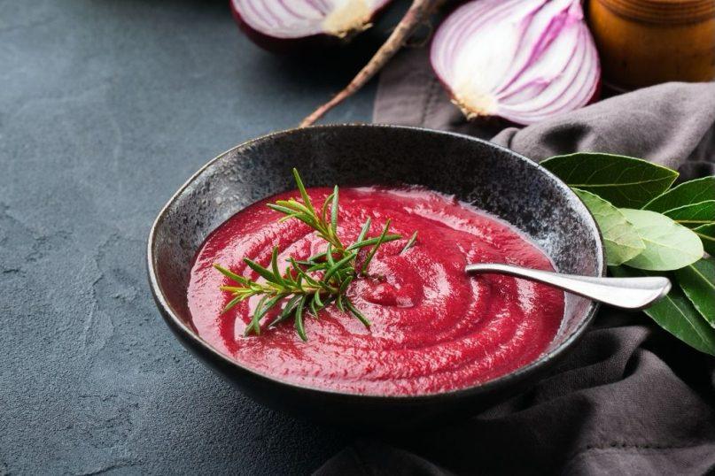 Trinta burokėlių sriuba su pomidorais