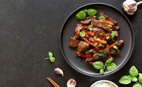 Trumpai apkepta jautiena su daržovėmis