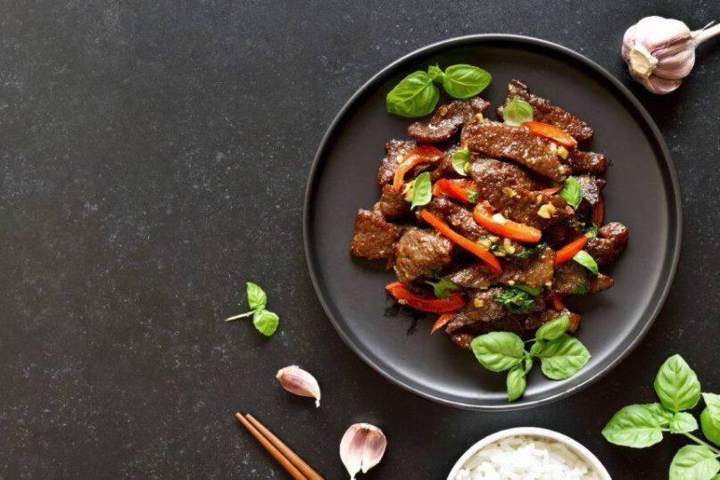 Trumpai apkepta jautiena su daržovėmis