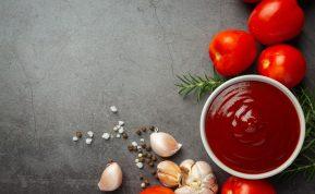 Užderėjo daug pomidorų? Iš jų išeis puikaus skonio naminis pomidorų kečupas!