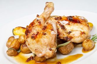 Vištos šlaunelės su bulvėmis ir salsa verde