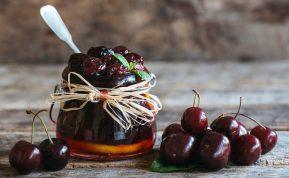 Vyšnių džemas su lazdynų riešutais