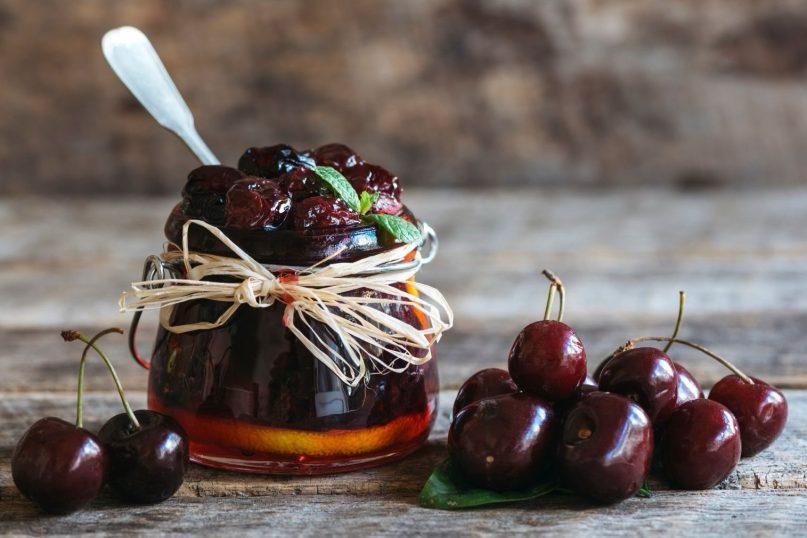 Vyšnių džemas su lazdynų riešutais