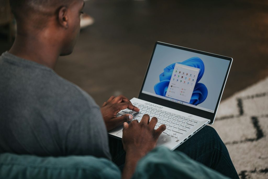 Windows 11 gali pasikeisti neatpažįstamai: užkulisiuose gimsta naujas dirbtinio intelekto įrankis. Platesnis Windows 11 atnaujinimų kontekstas