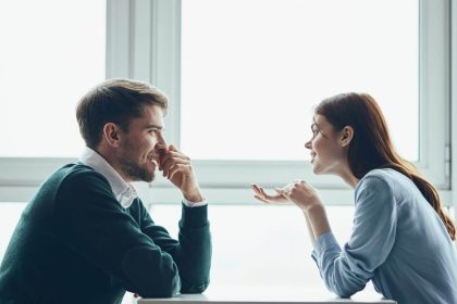 Ar moterys kalba daugiau nei vyrai? Naujas tyrimas apie šį mitą