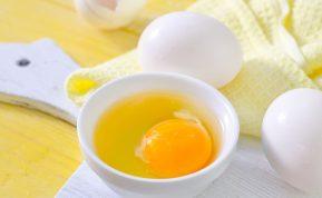 Ar saugu valgyti žalius kiaušinius? Pavojai ir patarimai