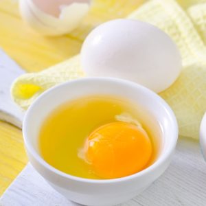 Ar saugu valgyti žalius kiaušinius? Pavojai ir patarimai