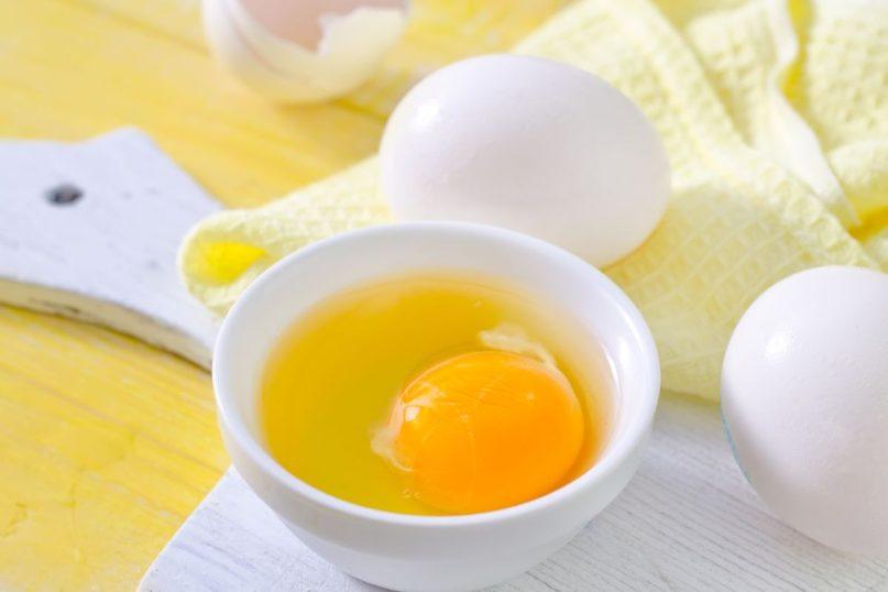 Ar saugu valgyti žalius kiaušinius? Pavojai ir patarimai