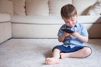 Ar tėvai leidžia vaikams per daug ekranų laiko? Štai ką sako specialistai
