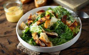 Ar tikrai salotos padeda lieknėti? Viena dažna klaida gali viską sugadinti