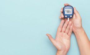 Aukštas cukraus kiekis kraujyje: simptomai, priežastys ir kaip natūraliai jį sumažinti