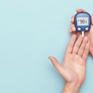 Aukštas cukraus kiekis kraujyje: simptomai, priežastys ir kaip natūraliai jį sumažinti