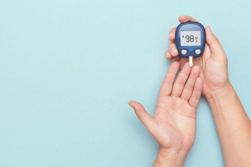 Aukštas cukraus kiekis kraujyje: simptomai, priežastys ir kaip natūraliai jį sumažinti
