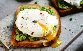 Avokado sumuštinis su be lukšto virtu kiaušiniu