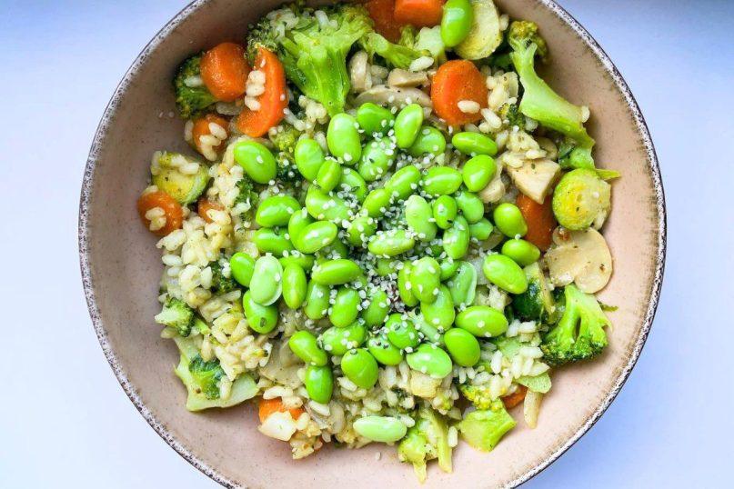 Azijietiškas ryžių dubenėlis su daržovėmis