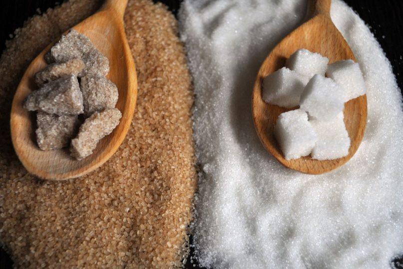Baltojo ir rudojo cukraus skirtumai: Kuris yra sveikesnis pasirinkimas?