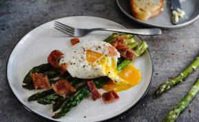 Be lukšto virti kiaušiniai su šonine ir smidrais