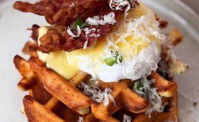 Benedikto kiaušiniai namuose ant sūrio vaflių