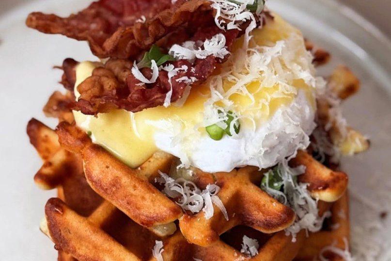 Benedikto kiaušiniai namuose ant sūrio vaflių