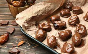 Datulės su sezamų pasta ir šokoladu