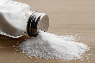 Druska ir sveikata: kokį poveikį organizmui daro per didelis jos vartojimas?