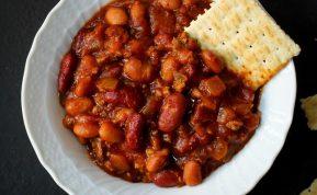 Gardus ir maistingas baklažanų troškinys su lęšiais ir pupelėmis