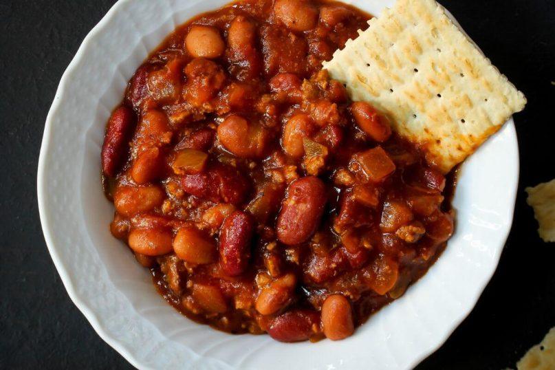 Gardus ir maistingas baklažanų troškinys su lęšiais ir pupelėmis