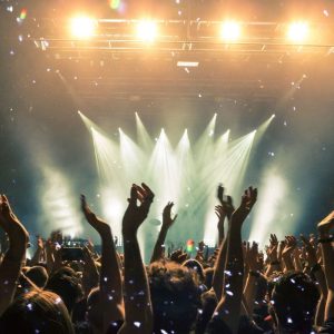 Gyvos muzikos galia: kodėl koncertai suteikia ilgalaikę laimę ir prasmę?
