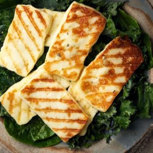 Halloumi sūris: maistingas, sotus ir skanus – bet ar tikrai sveikas pasirinkimas?