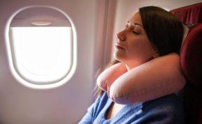 Ką valgyti prieš skrydį? Maistas, kuris gali sugadinti jūsų kelionę lėktuvu