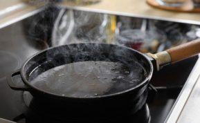 Kaip apsisaugoti nuo karštų riebalų taškymosi kepant: paprasti ir veiksmingi patarimai