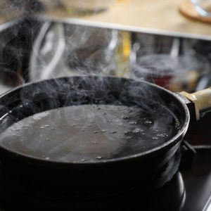 Kaip apsisaugoti nuo karštų riebalų taškymosi kepant: paprasti ir veiksmingi patarimai