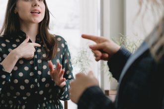 Kaip gynybiškumas griauna santykius ir kaip jo atsikratyti?