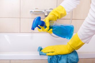 Kaip išvalyti vonią nuo rūdžių ir apnašų naudojant natūralias priemones
